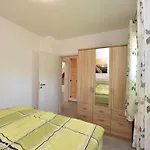 Semesterbostad Rustic Retreat With Fireplace *